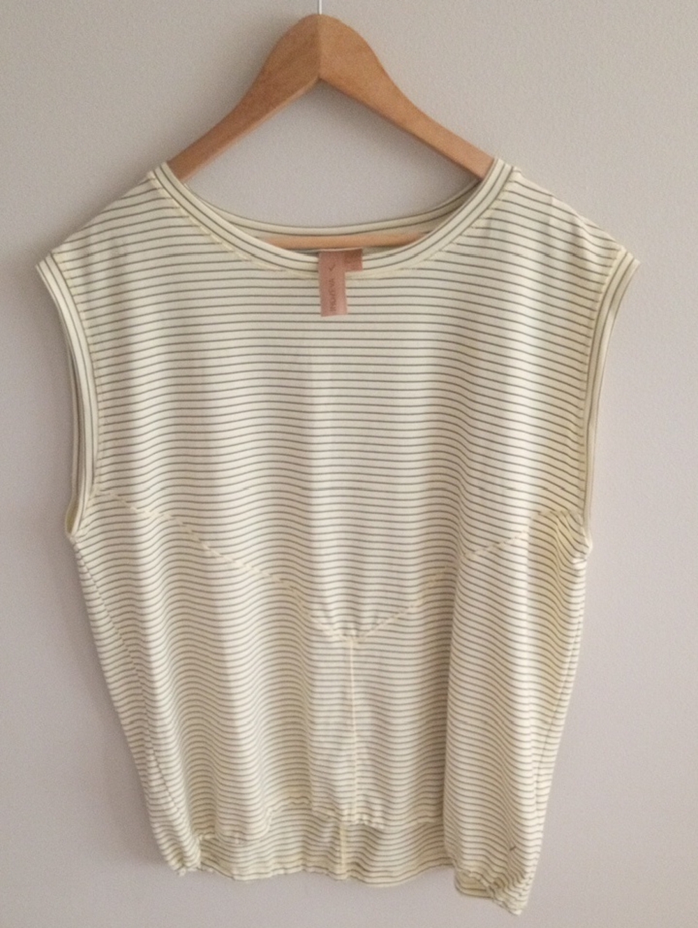 Aritzia Indyeva Striped Sleeveless Top Size XL Activewear‎ Athletic